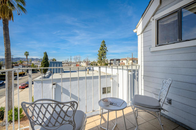 1121 E Wilson Avenue, Glendale CA: https://media.crmls.org/mediaz/3c7651e0-0160-47d6-a387-42e6534f9c24.jpg