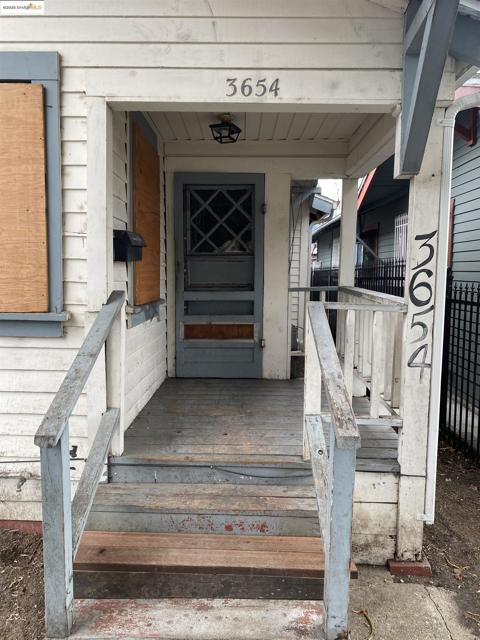 3654 39th Ave, Oakland CA: https://media.crmls.org/mediaz/3c765c35-e300-4379-913d-7b3f1e033345.jpg