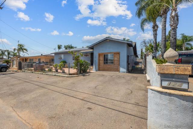 124 E View St, Fallbrook CA: https://media.crmls.org/mediaz/3c76f883-32b6-42bd-9d8f-62ddae5149ae.jpg