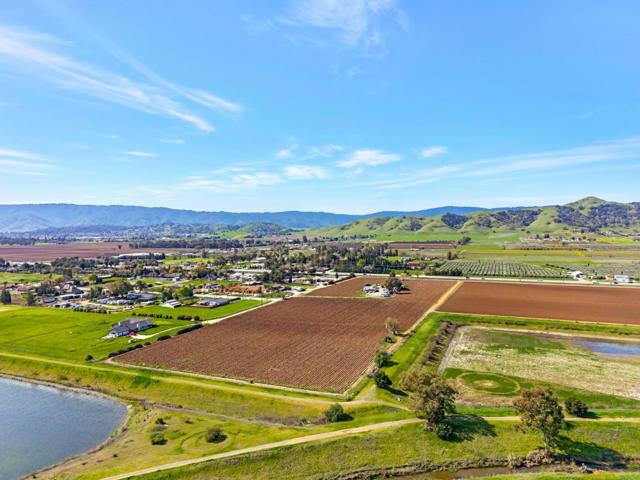 11580 Monterey Road, Gilroy CA: https://media.crmls.org/mediaz/3c773c52-5577-4a32-a3d0-a841a19af106.jpg