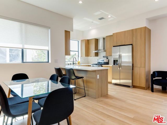 2817 1/2 S Redondo Boulevard, Los Angeles CA: https://media.crmls.org/mediaz/3c773fb4-bb54-46ef-806a-cbac38984df9.jpg