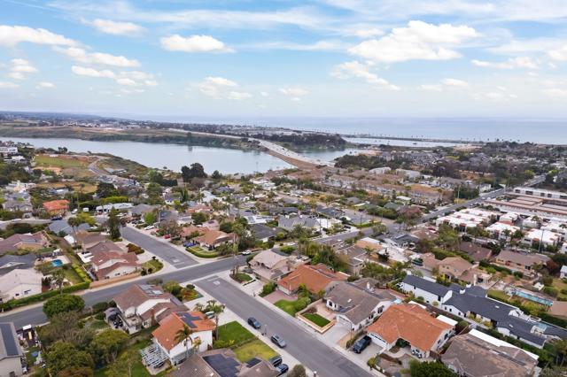 3985 Syme Dr, Carlsbad CA: https://media.crmls.org/mediaz/3c780df9-83e0-49f0-97d3-35aa3d8fd69c.jpg