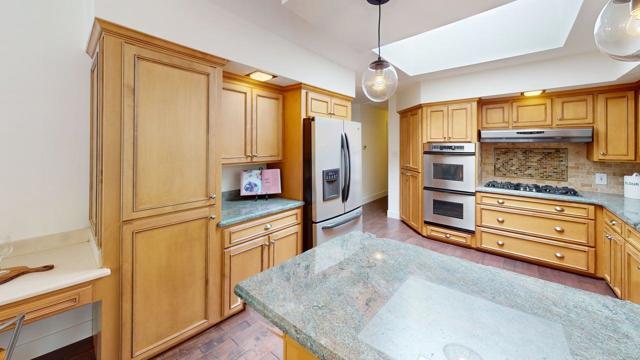 2123 Edgewood Road, Redwood City CA: https://media.crmls.org/mediaz/3c78777b-83b0-4816-944b-b10bac309342.jpg
