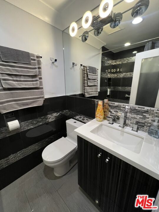 950 N Kings Road, West Hollywood CA: https://media.crmls.org/mediaz/3c78ccc7-72ef-4f28-ac02-bc45516e5d0d.jpg