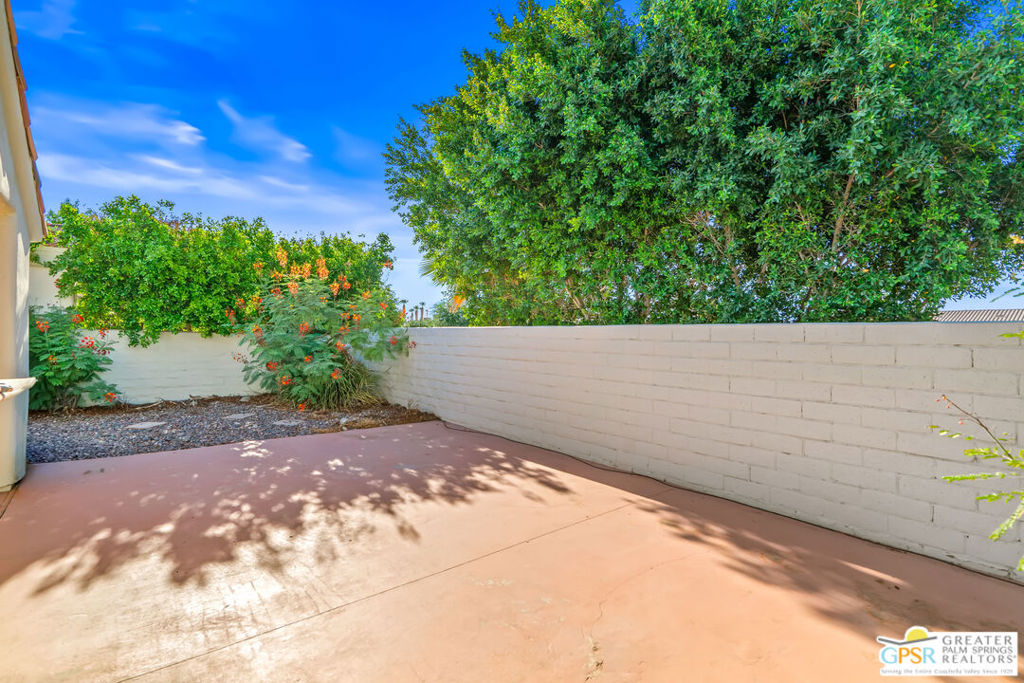 https://media.crmls.org/mediaz/3c795b74-8310-4f14-af4f-834719b34395.jpg?preset=X-Large