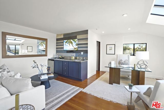 3838 Buena Park Drive, Studio City CA: https://media.crmls.org/mediaz/3c7a2fe9-ed3d-4990-9ae4-d1f84914a5b6.jpg