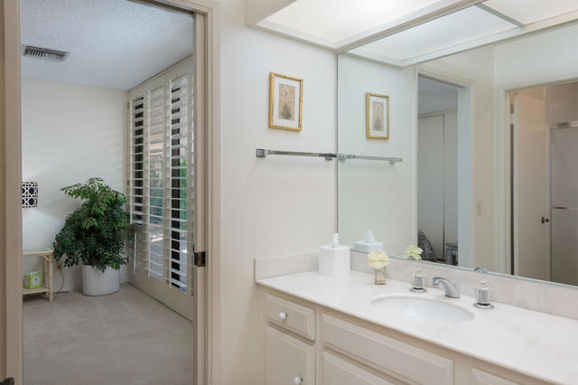 9 Wake Forest Court, Rancho Mirage CA: https://media.crmls.org/mediaz/3c7b9e0a-03af-4a96-aabc-1f6559648686.jpg