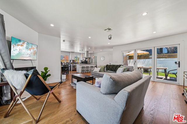 885 Kincaid Avenue, Inglewood CA: https://media.crmls.org/mediaz/3c7cba4a-50a0-46f4-866f-2cc37b02f30e.jpg