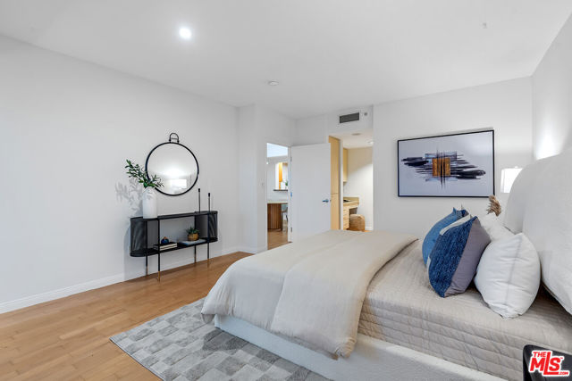 13600 Marina Pointe Drive, Marina del Rey CA: https://media.crmls.org/mediaz/3c7e47e8-0538-4d7e-b5af-781b31ae1621.jpg
