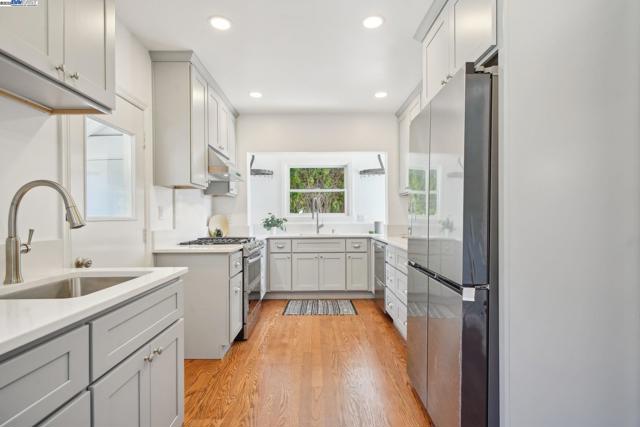 400 Paloma Ave, Pacifica CA: https://media.crmls.org/mediaz/3c7e6855-ab9b-4c7a-8d58-db892fd47213.jpg