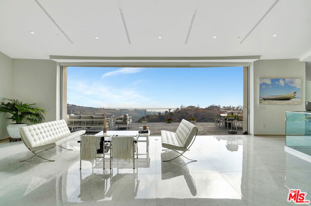 28405 Via Acero Street, Malibu CA: https://media.crmls.org/mediaz/3c7ebd50-43e1-47ff-b684-c12bcac6b3e7.jpg