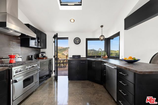 2860 Hollyridge Drive, Los Angeles CA: https://media.crmls.org/mediaz/3c80946f-efa5-4c9a-8a35-e9c92f4e60be.jpg