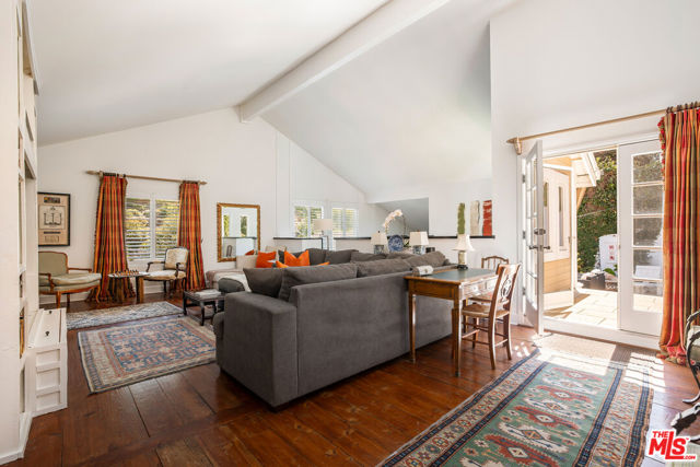 1647 N Beverly Glen Boulevard, Los Angeles CA: https://media.crmls.org/mediaz/3c809686-2494-4939-851d-f346cf26d24f.jpg