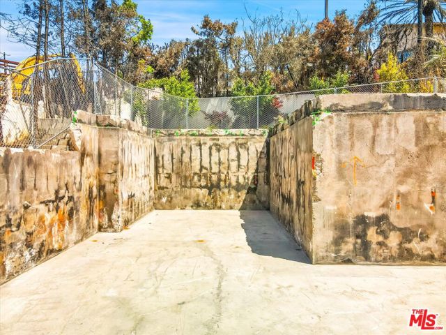 14635 Whitfield Avenue, Pacific Palisades CA: https://media.crmls.org/mediaz/3c80bf58-fe47-4bc7-92a3-76d46e39c8ec.jpg