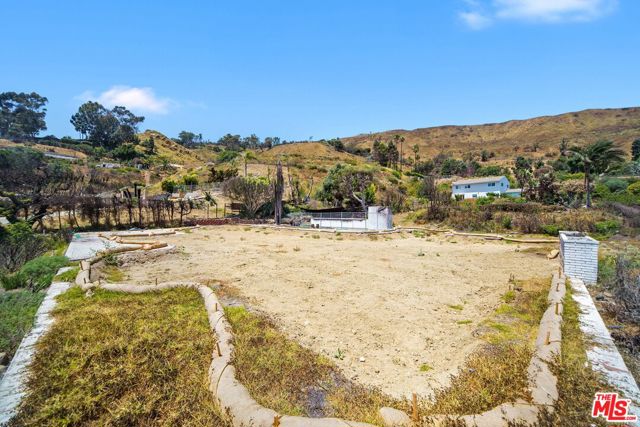 20521 Roca Chica Drive, Malibu CA: https://media.crmls.org/mediaz/3c814ab3-cca3-4c3b-b637-c653b36f6d91.jpg