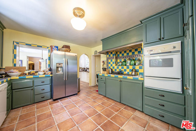 602 N Crescent Drive, Beverly Hills CA: https://media.crmls.org/mediaz/3c817be6-0742-484f-9fd7-f3d281c9b520.jpg