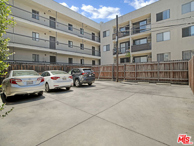 3148 W 11th Street, Los Angeles CA: https://media.crmls.org/mediaz/3c826b0c-e49d-4487-bf3a-632b2cadaa07.jpg