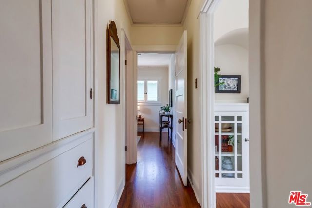 1105 E Claremont Street, Pasadena CA: https://media.crmls.org/mediaz/3c8311ef-159d-4de1-82ef-10d06df4d352.jpg