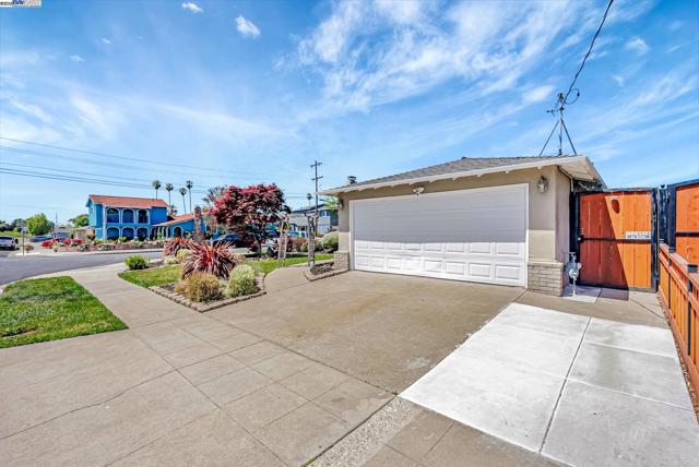 2683 Cryer St, Hayward CA: https://media.crmls.org/mediaz/3c83bf1a-f2ef-48b0-8984-0acc0471a737.jpg
