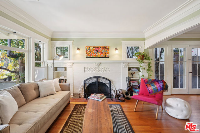 813 Crestmoore Place, Venice CA: https://media.crmls.org/mediaz/3c840ec5-2889-4798-bd6e-41d24d2f4127.jpg