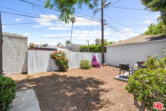 3340 Cardiff Avenue, Los Angeles CA: https://media.crmls.org/mediaz/3c8411bb-b9eb-461d-b2db-8b55fc0f2629.jpg