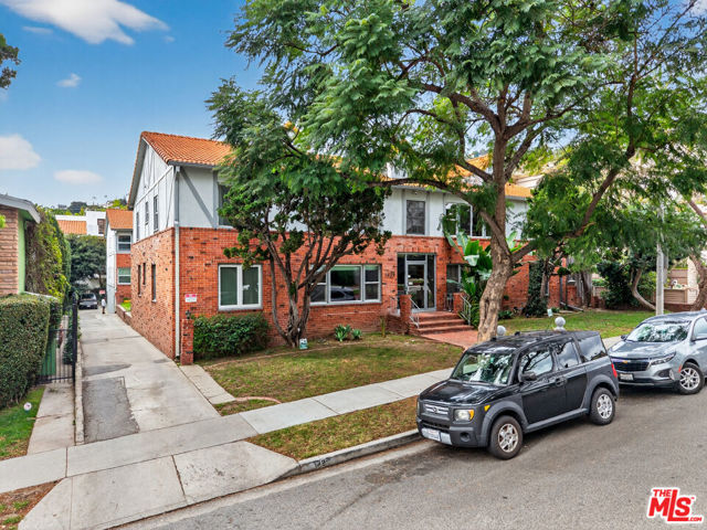 1429 Havenhurst Drive, West Hollywood CA: https://media.crmls.org/mediaz/3c847612-23ca-4f40-adb1-00dd01cb67bb.jpg