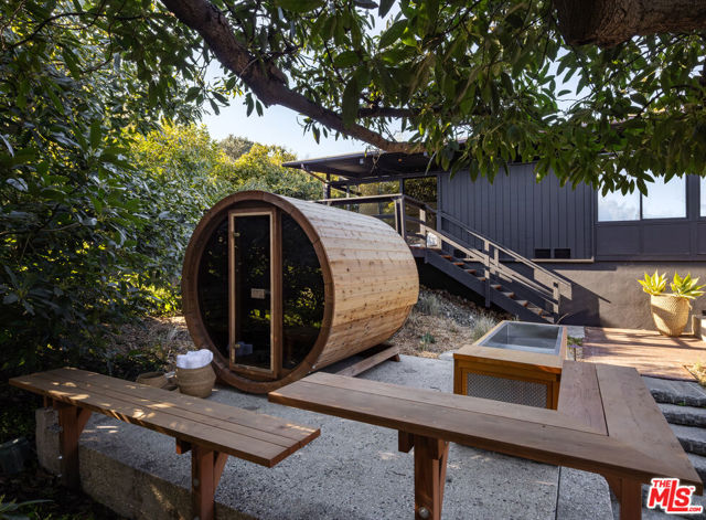 5949 Bonsall Drive, Malibu CA: https://media.crmls.org/mediaz/3c84d1f6-8158-42df-a538-a3954ec57c59.jpg