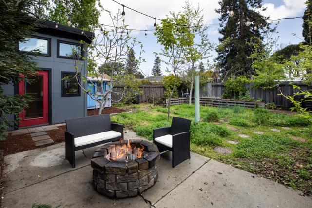 402 Poplar Avenue, Redwood City CA: https://media.crmls.org/mediaz/3c85bde2-22b9-4184-8d96-dfb0d20c8bbd.jpg
