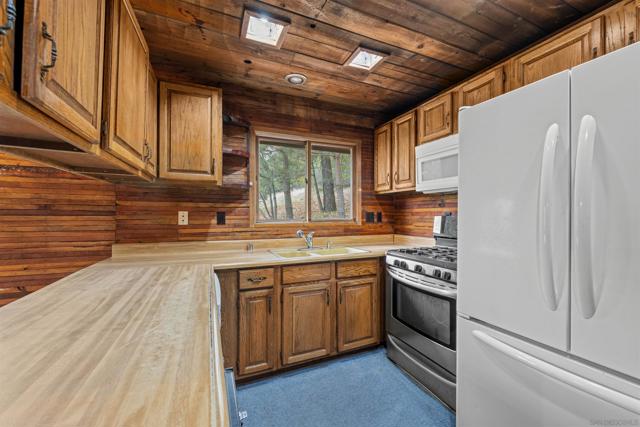 2380 Cape Horn Ave,  CA: https://media.crmls.org/mediaz/3c85d6c4-ac11-4a35-8652-8541cbd01ce6.jpg