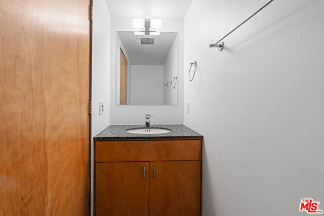 1130 5th Avenue, Venice CA: https://media.crmls.org/mediaz/3c87f816-dee8-4a6f-a371-9d56e081ea2e.jpg