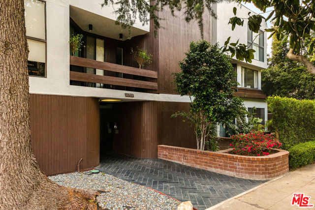 11752 Bellagio Road, Los Angeles CA: https://media.crmls.org/mediaz/3c880bdc-34c7-452f-b435-70a059795755.jpg