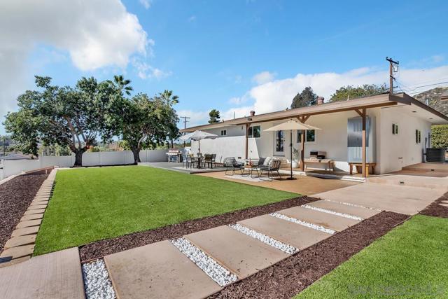 13725 Adrian St, Poway CA: https://media.crmls.org/mediaz/3c888ddf-5d73-4405-8609-17084512ac30.jpg