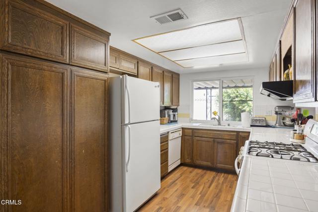 170 N Linden Drive, Ventura CA: https://media.crmls.org/mediaz/3c88d97a-b322-403b-a779-27772b64a690.jpg