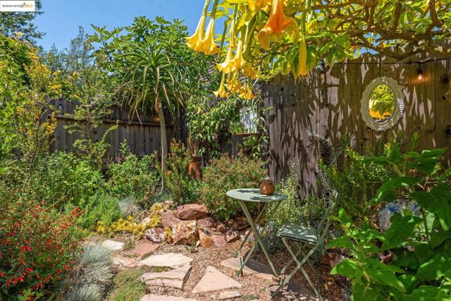 6521 Herzog St, Oakland CA: https://media.crmls.org/mediaz/3c891246-1b45-4e4a-bab5-026028e5d0b0.jpg