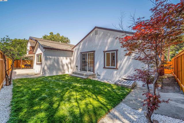 824 14th Ave, Menlo Park CA: https://media.crmls.org/mediaz/3c8928ff-2c97-4506-8ddf-b19566d4d823.jpg