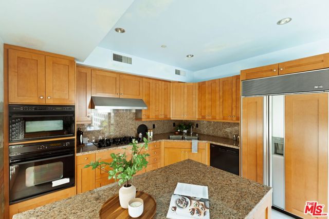 10727 Wilshire Boulevard, Los Angeles CA: https://media.crmls.org/mediaz/3c89780e-c81d-4810-b16c-6e9419039e26.jpg