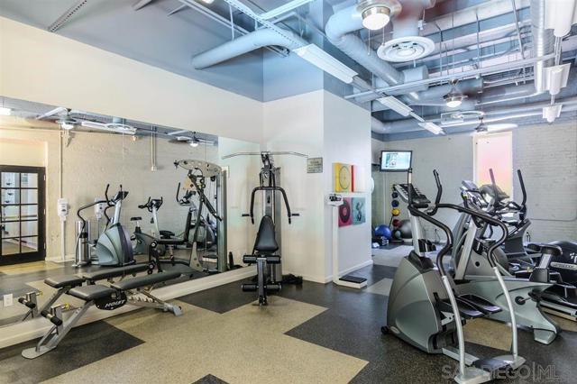 1431 Pacific Hwy, San Diego CA: https://media.crmls.org/mediaz/3c89fc66-6086-45c2-af58-ae0558fbfd9c.jpg