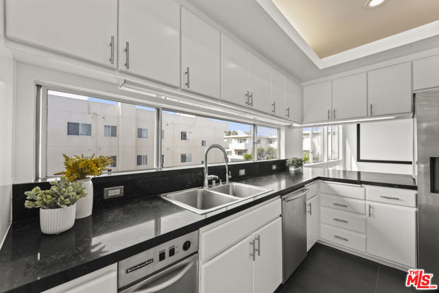1932 Selby Avenue, Los Angeles CA: https://media.crmls.org/mediaz/3c8a2f5a-a7ff-4f1c-812f-81786460b51d.jpg