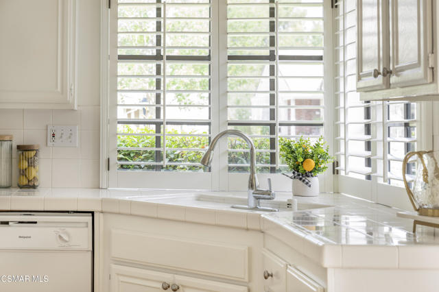 2971 Shadow Brook Lane, Westlake Village CA: https://media.crmls.org/mediaz/3c8a7d09-627e-4e5c-9f10-8398c591121e.jpg