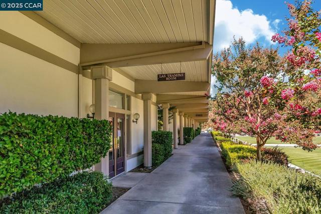 4033 Terra Granada Dr, Walnut Creek CA: https://media.crmls.org/mediaz/3c8b01cb-4632-4f49-9a5e-26bc05305658.jpg