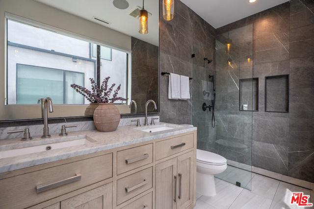 4427 Studio Place, Studio City CA: https://media.crmls.org/mediaz/3c8b366c-fc79-4f64-83c9-f8a33e9aac03.jpg