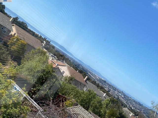 25657 Crestfield Dr, Castro Valley CA: https://media.crmls.org/mediaz/3c8bd94f-c629-4301-b2c8-34a18de64232.jpg