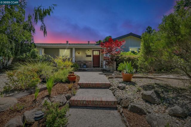 49 Terra Bella Dr, Walnut Creek CA: https://media.crmls.org/mediaz/3c8d43d8-9ae0-4e41-a15e-3fd14a002ec8.jpg