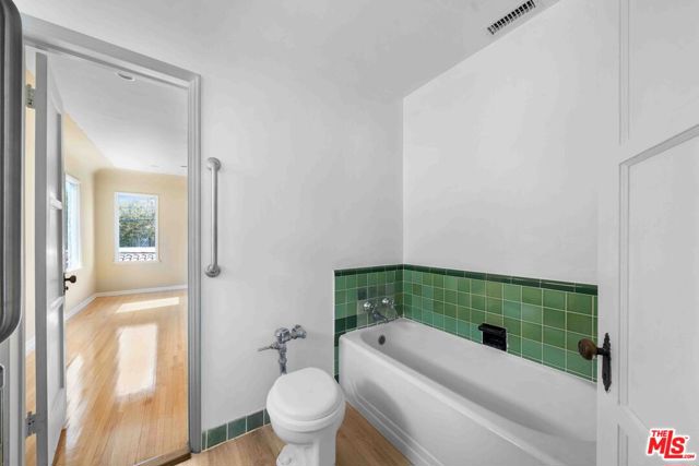 865 S Lucerne Boulevard, Los Angeles CA: https://media.crmls.org/mediaz/3c8d9703-a0ce-44e8-8e24-b5aef9a1e180.jpg