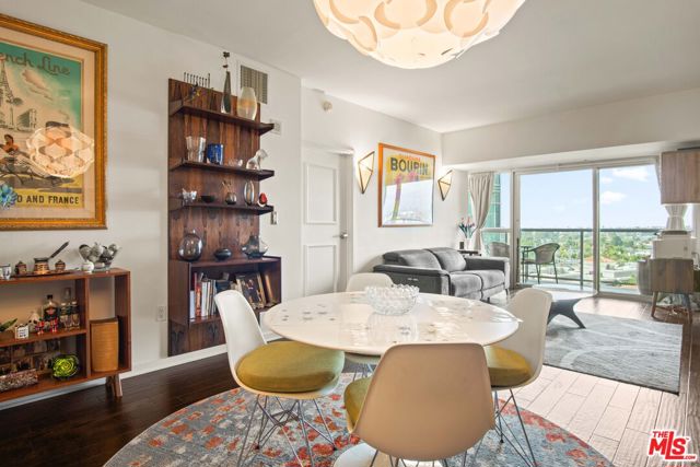 13700 Marina Pointe Drive, Marina del Rey CA: https://media.crmls.org/mediaz/3c8d9ac3-e466-496b-8ba2-1429a03f69e9.jpg