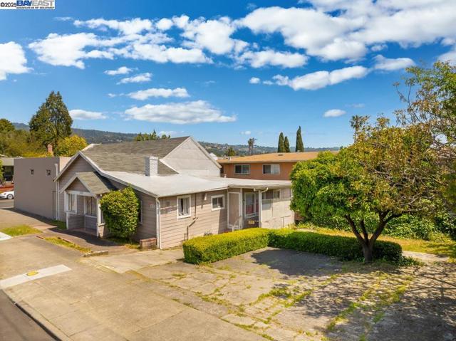 3003 School St, Oakland CA: https://media.crmls.org/mediaz/3c8e3e6e-e77c-493c-b618-42d9b7318d00.jpg