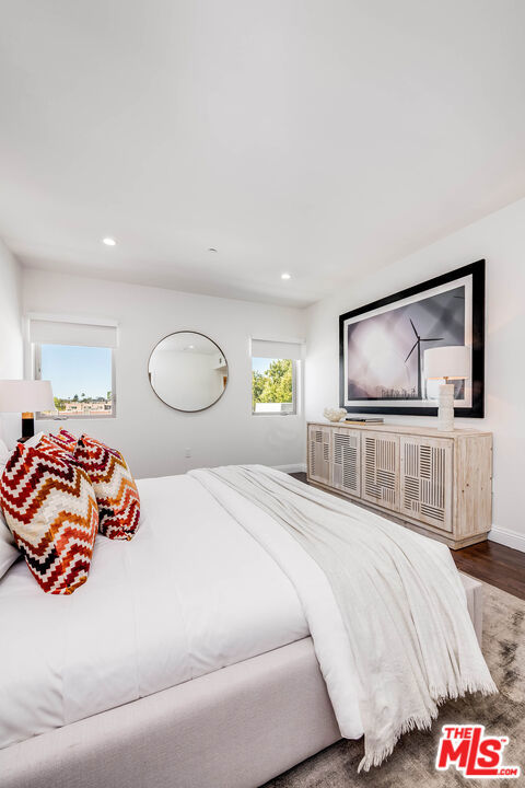 11218 Camarillo Street, 406 photo 25