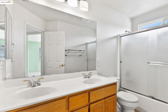 2 Quiet Path Ct, Pittsburg CA: https://media.crmls.org/mediaz/3c8f4ffd-9654-438c-8acc-06cae1cb3cbb.jpg