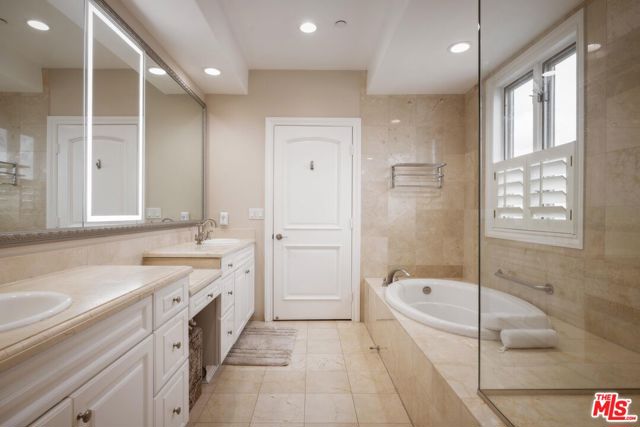 132 S Crescent Drive, Beverly Hills CA: https://media.crmls.org/mediaz/3c9060b0-91ce-41d0-b5eb-4483f4b5c74e.jpg