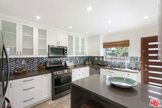2700 Coolidge Avenue, Los Angeles CA: https://media.crmls.org/mediaz/3c91333c-989c-4081-a6dc-2e532cea997b.jpg